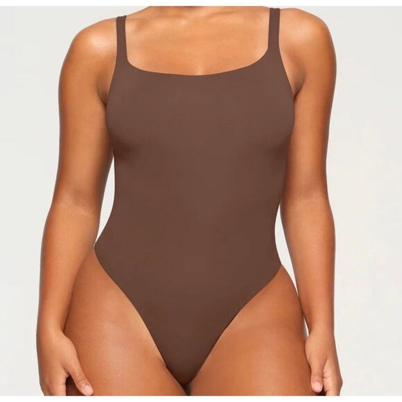 Skims Seamless Thong Bodysuit Soft Smoothing Scoop Neck Open Back Brown Size 4X - Picture 1 of 9